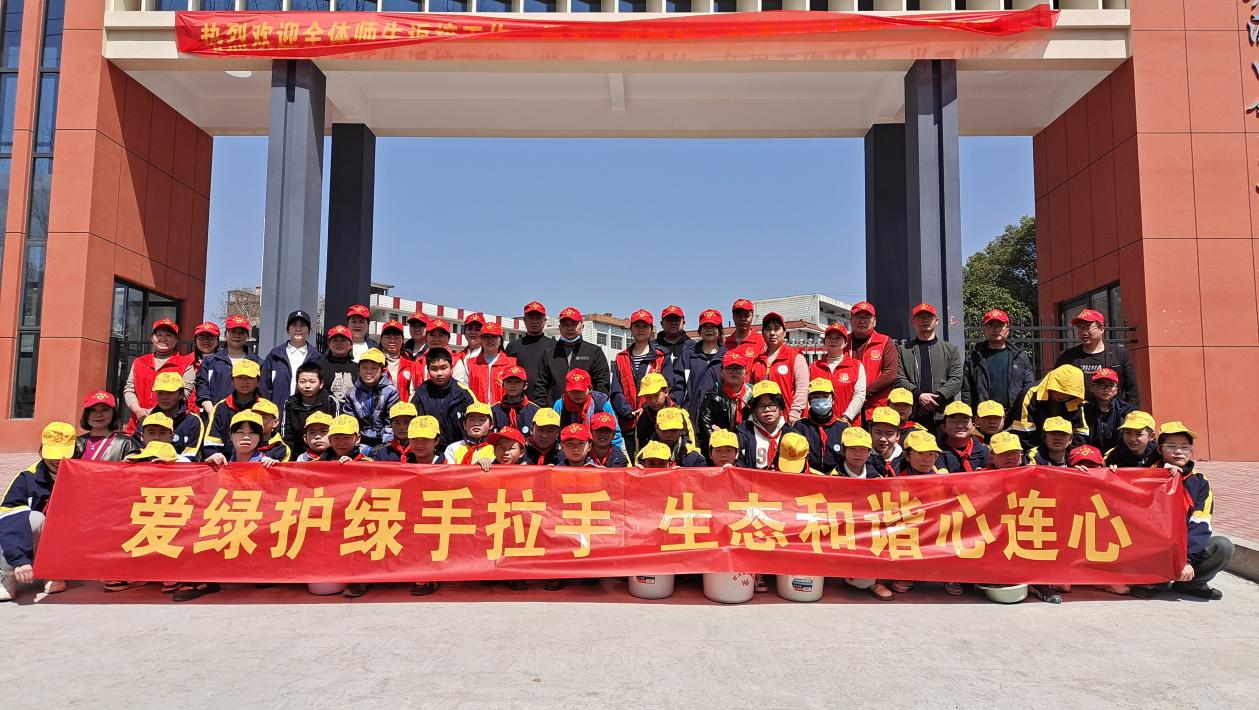 塘渡口镇一完小师生开展植树实践活动