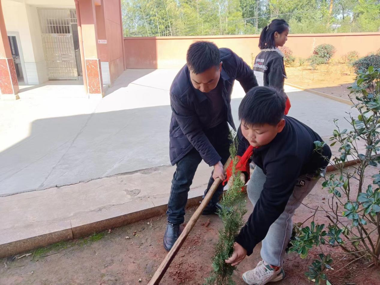 “共植共青林，共筑青春梦”青少年义务植树实践活动