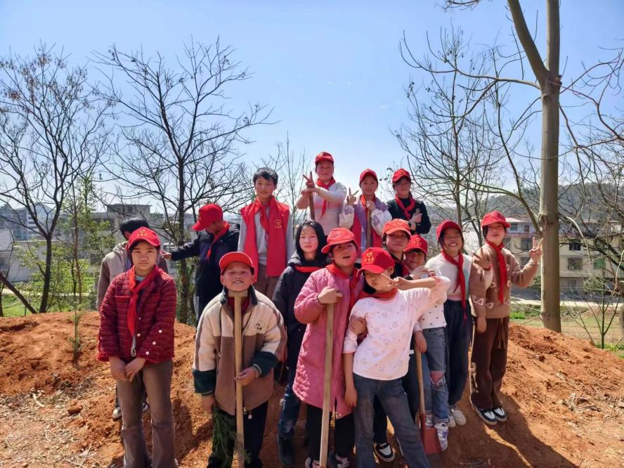 争做小雷锋，植树迎春风