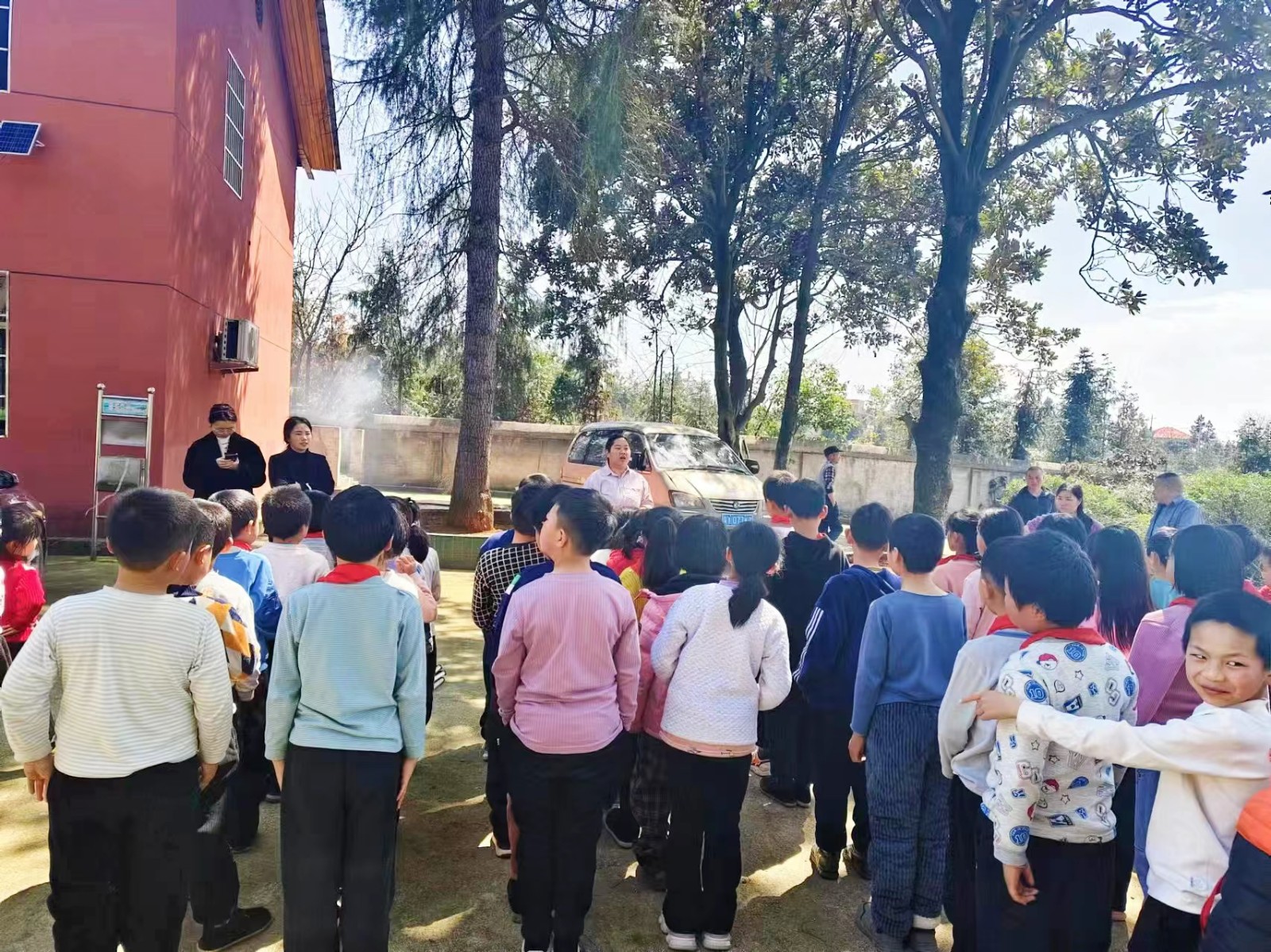 下花桥镇五里小学植树活动