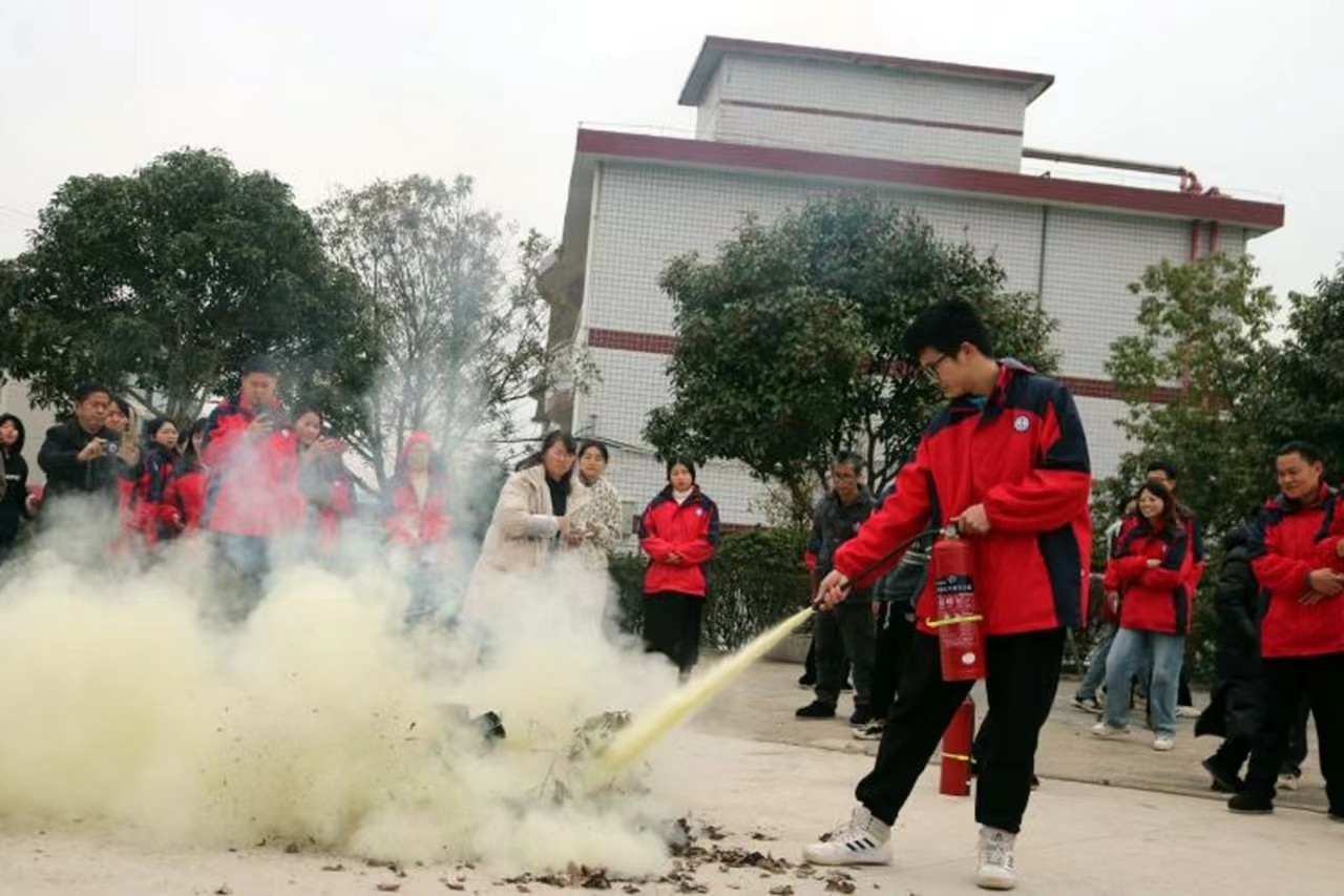 邵阳县下花桥镇中学消防安全演练     