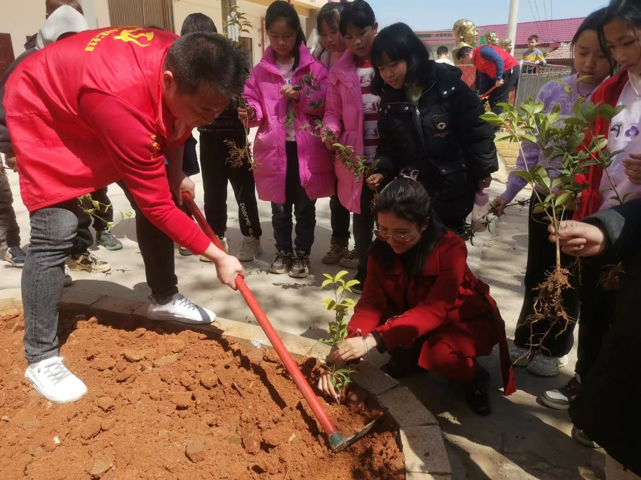 邵东市龙公桥学校扎西措姆与师生同栽民族团结树