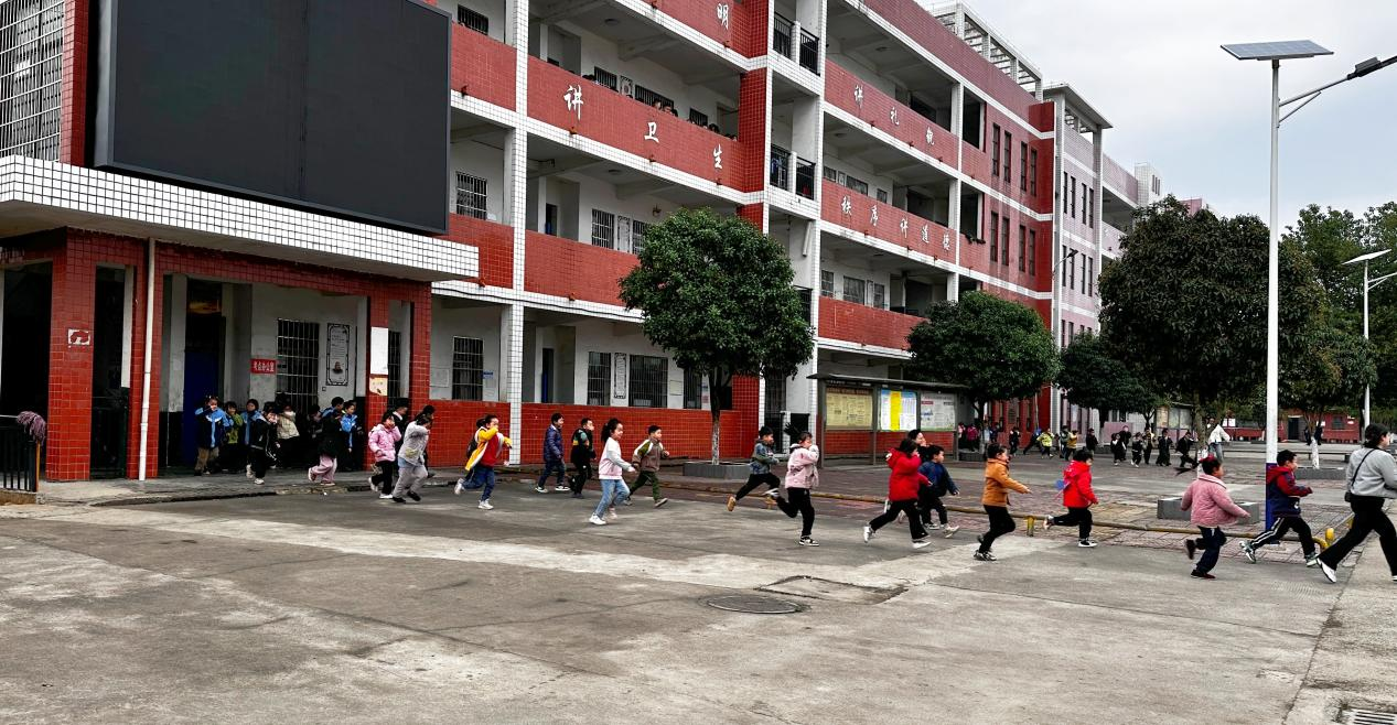 金石镇水头学校举行春季消防安全演练