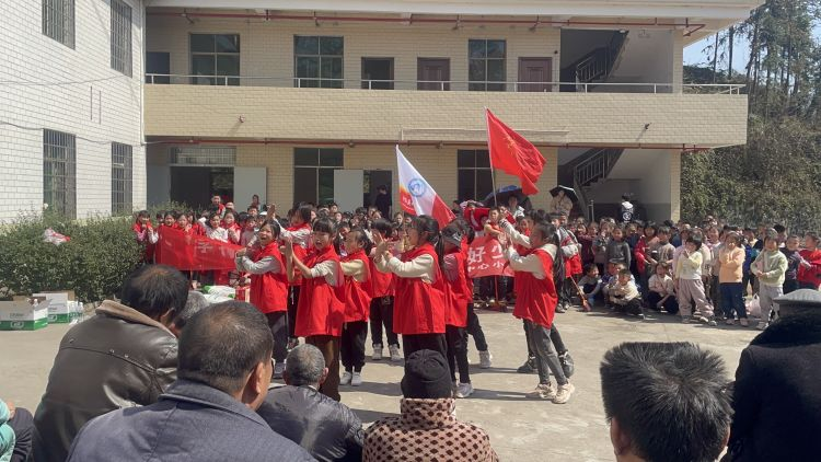 新邵县坪上镇中心小学：开展“雷锋精神代代传 敬老院里献爱心”活动