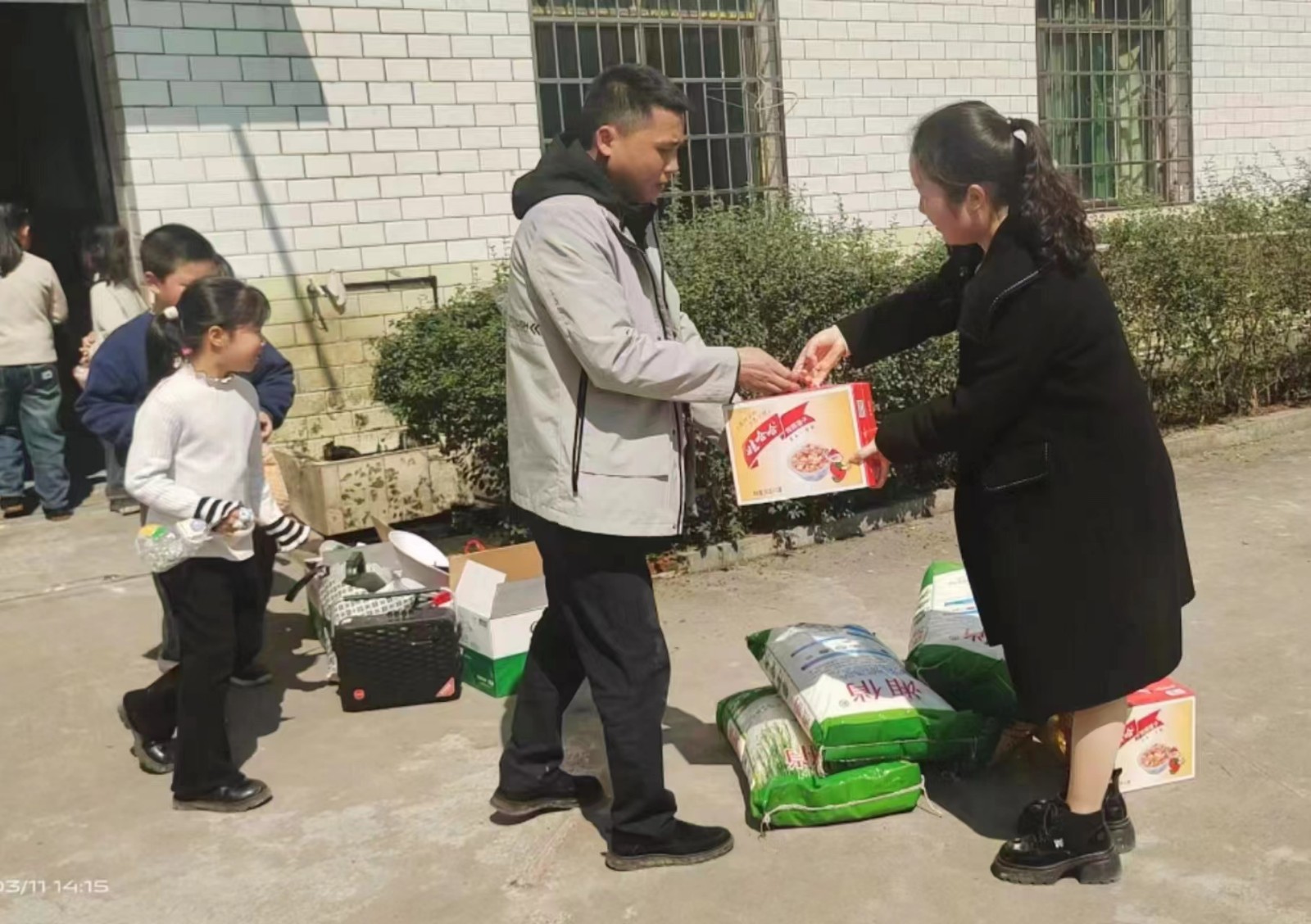 新邵县坪上镇中心小学：开展“雷锋精神代代传 敬老院里献爱心”活动