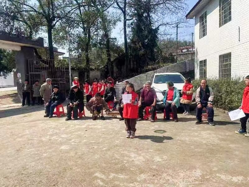 新邵县坪上镇中心小学：开展“雷锋精神代代传 敬老院里献爱心”活动