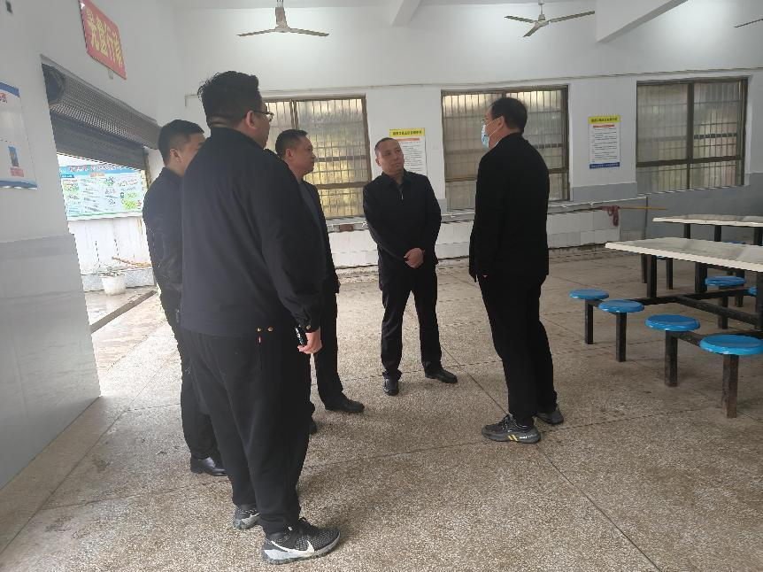 邵阳县委常委、县委办主任李卫军三督玉田中学食堂食品安全