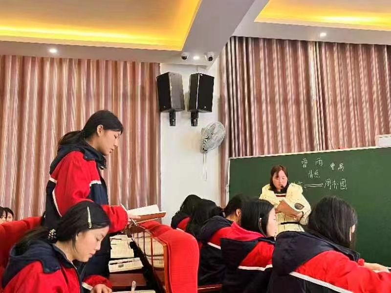 开往成长的“示范号”列车，出发