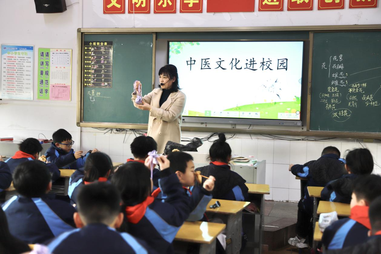 城区二小积极开展“中医药文化进校园”系列活动