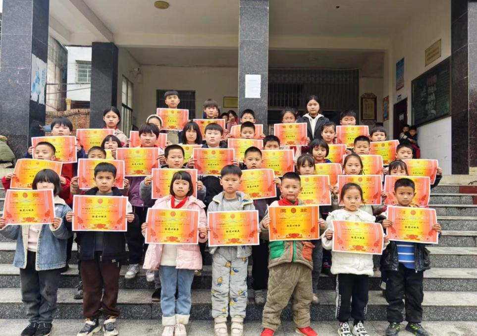 涓涓细流汇成海，点点爱心送真情