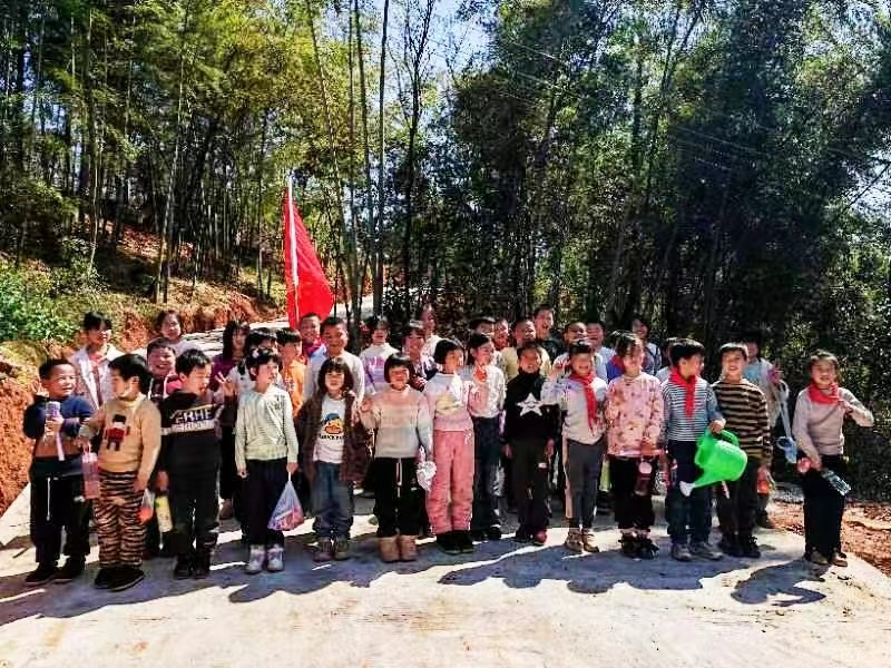 踏春出游齐欢喜  植树环保携手行