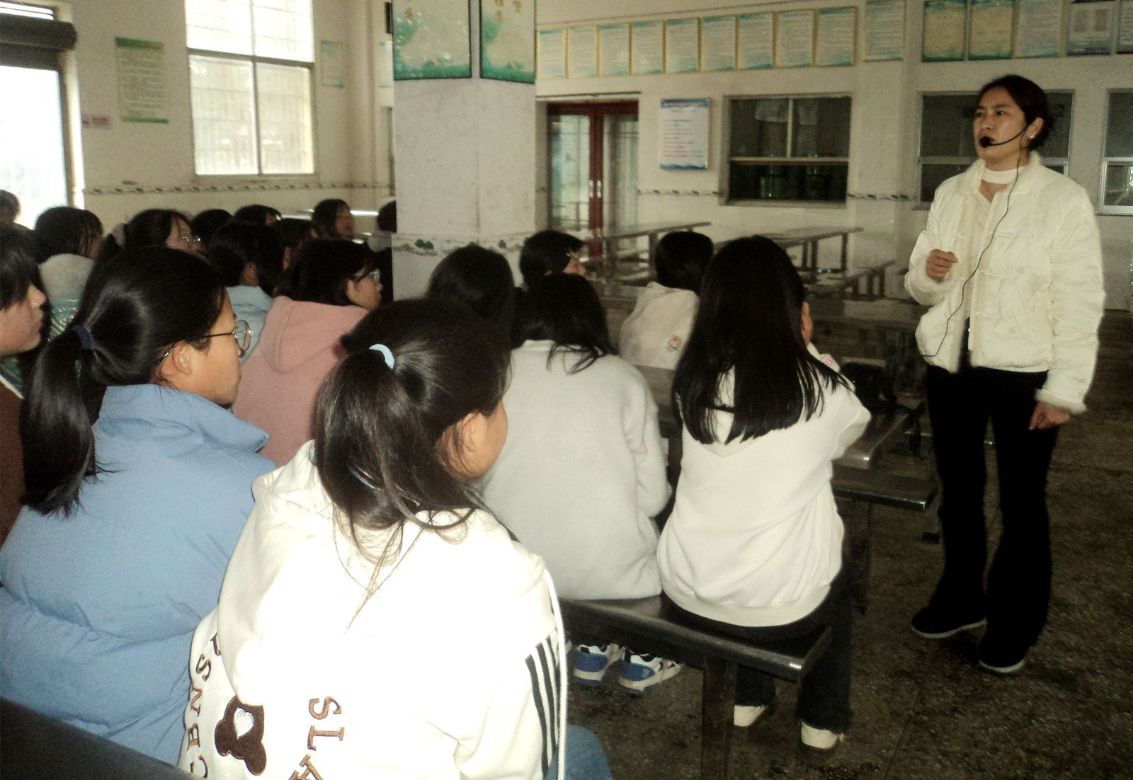 下花桥镇中学开展 “预防性侵 呵护青春” 女孩权益保护讲座