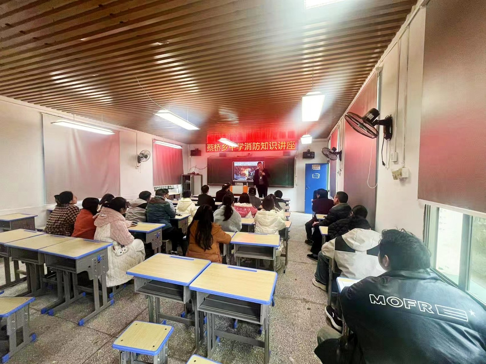 蔡桥乡中学举行消防安全知识讲座