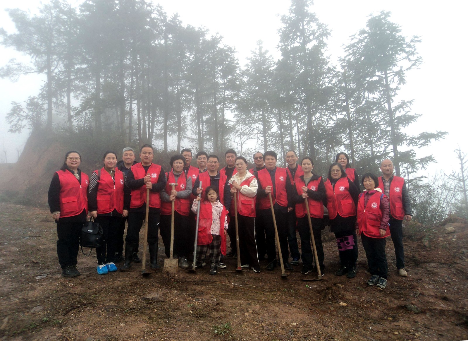 九三学社邵阳市委员会志愿者赴邵阳县五峰铺林场开展义务植树活动