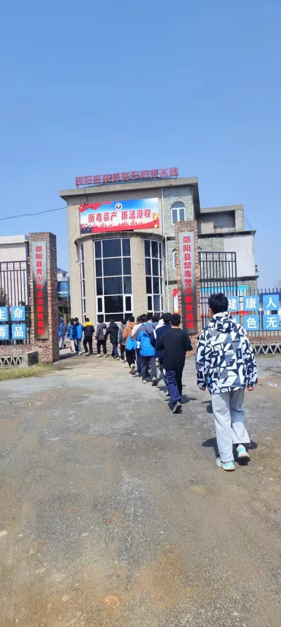 参观禁毒教育基地，深化禁毒教育理念