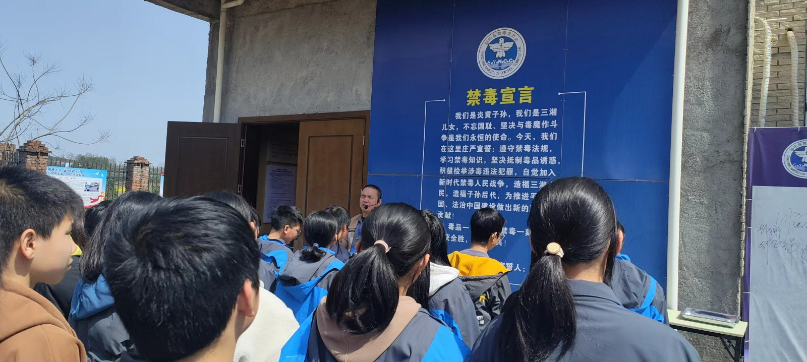 参观禁毒教育基地，深化禁毒教育理念