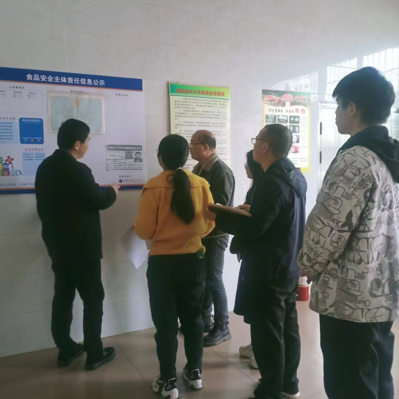 领导督查食品安全，为师生安全保驾护航