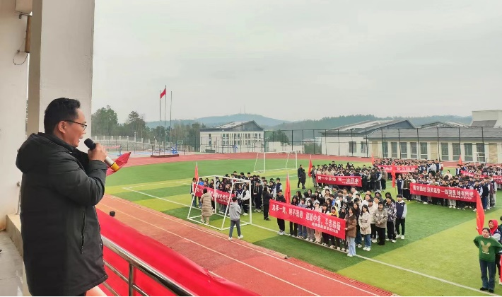 踔厉奋发壮志烁，百日砥砺谱华章