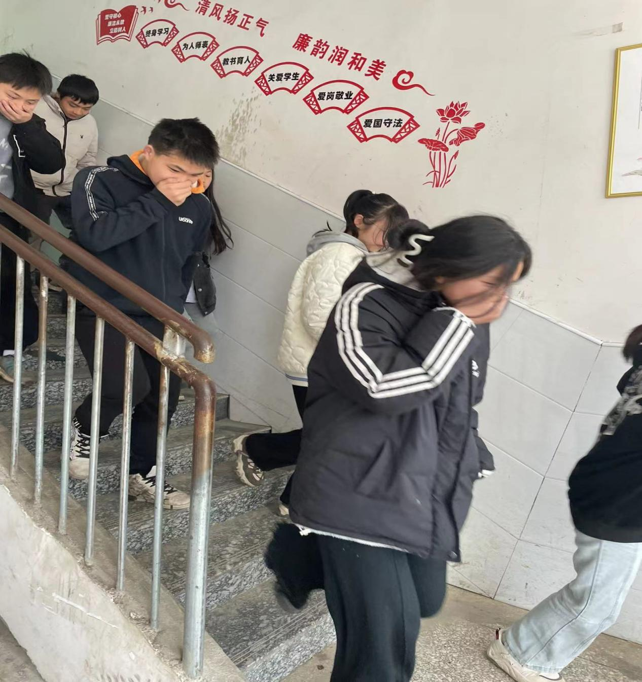 回龙寺镇军田中学举行消防演练