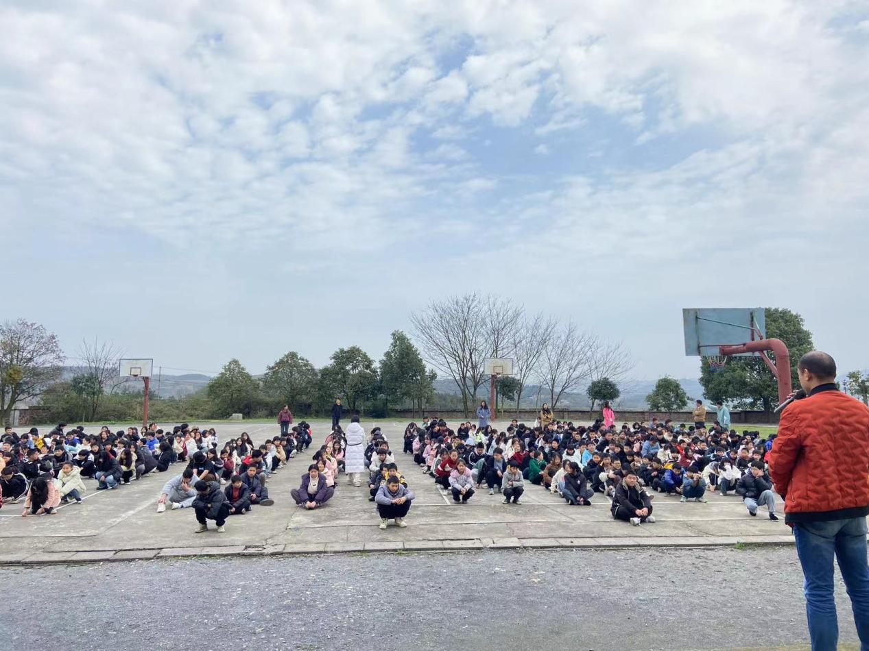 回龙寺镇军田中学举行消防演练