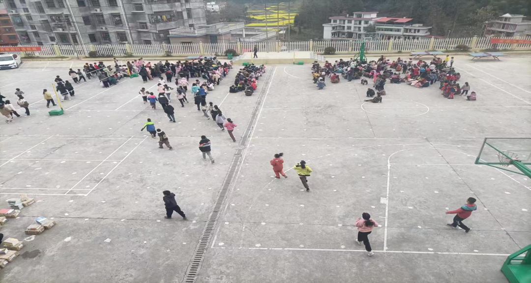 长铺中心小学开展消防安全疏散演练