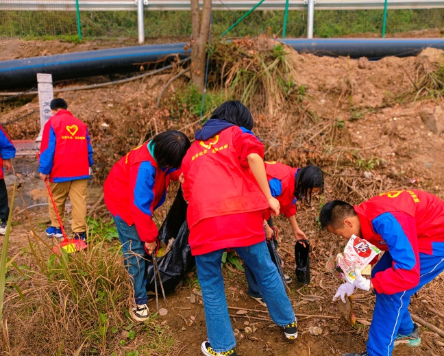 守护一江碧水，争做最美雷锋