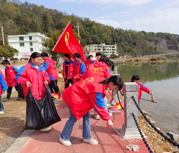 守护一江碧水，争做最美雷锋