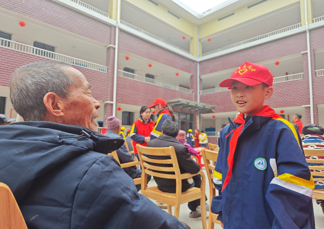 春风送温暖，学子献爱心