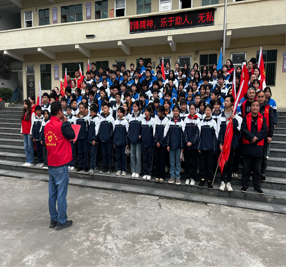 学雷锋助环保，党团携手共创美丽家园