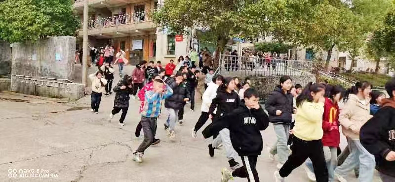 三阁司镇五里九年义务制学校开展“校园消防安全疏散演练”活动