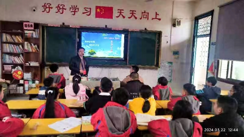 武冈市红星小学开展“利剑护蕾以案释法”主题班队活动