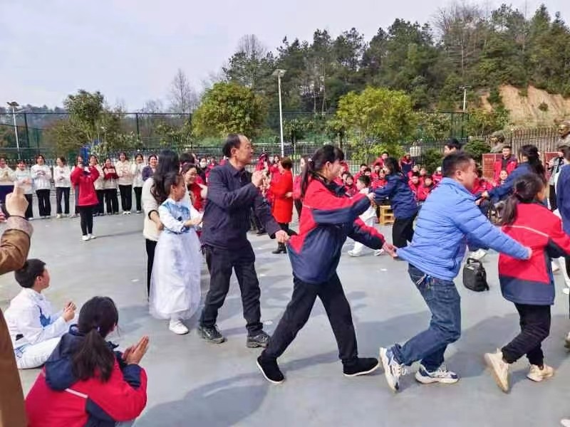 春意暖人心，阳光满校园