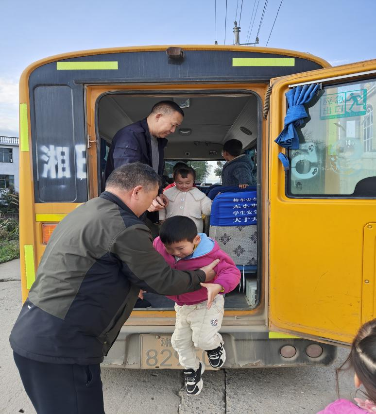 万塘乡白马田幼儿园开展校车应急疏散演练