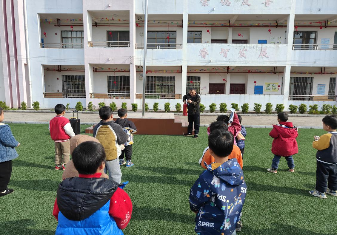 万塘乡白马田幼儿园开展消防安全演练