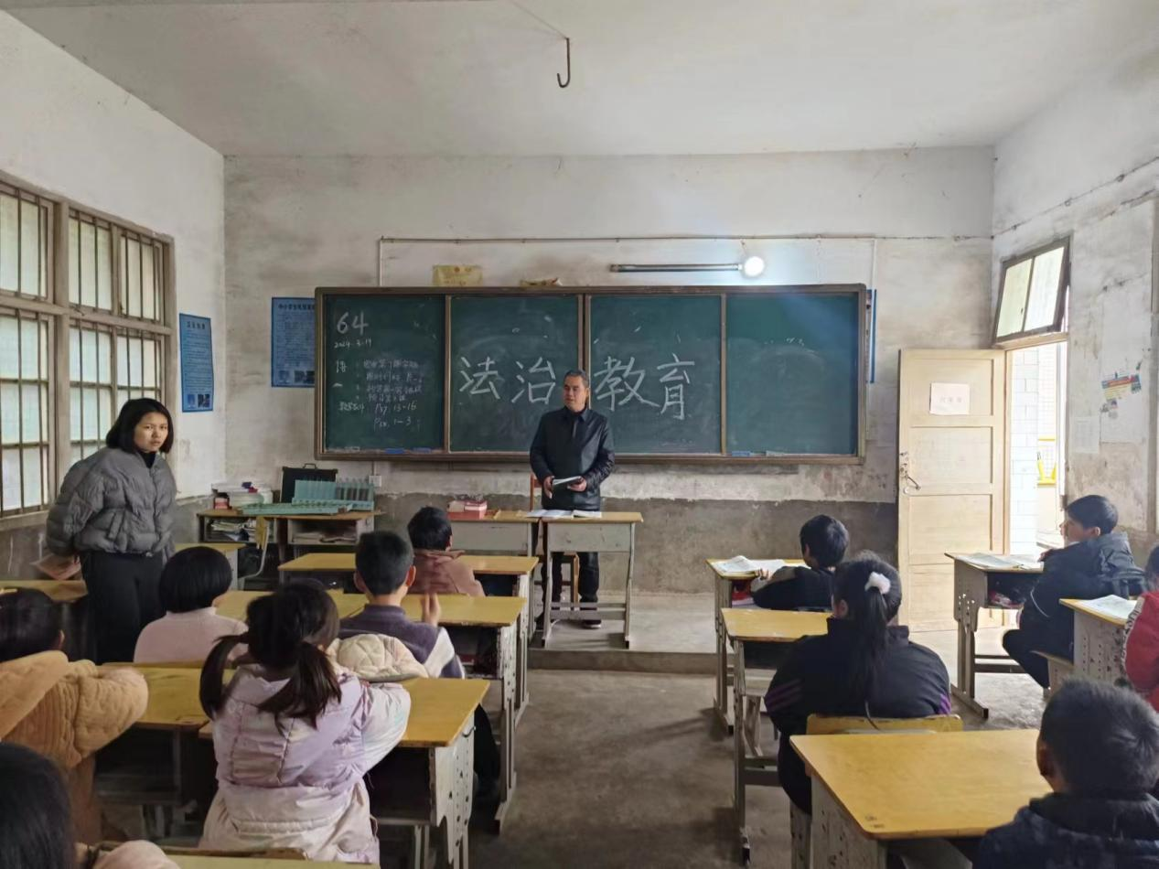下花桥镇徐家小学法制教育进校园