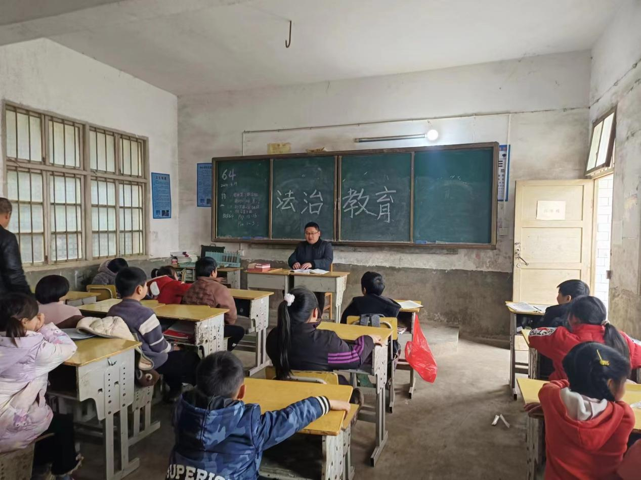 下花桥镇徐家小学法制教育进校园