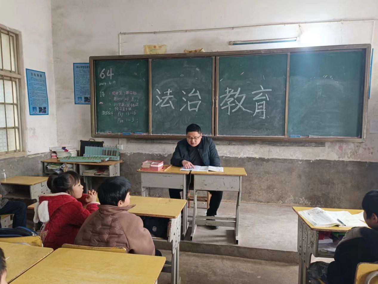 下花桥镇徐家小学法制教育进校园