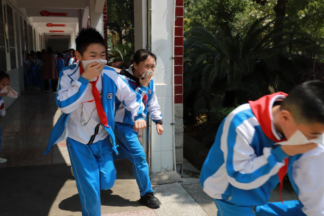 城区二小开展消防演练活动