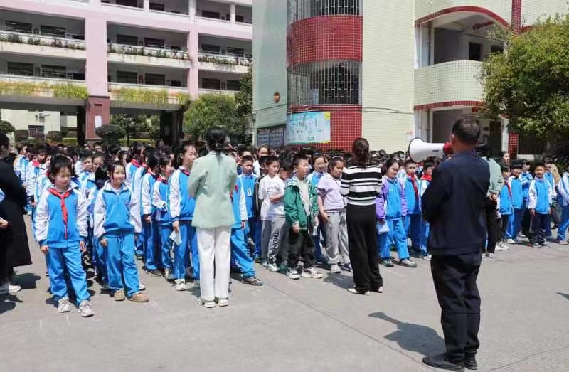 城区二小开展消防演练活动