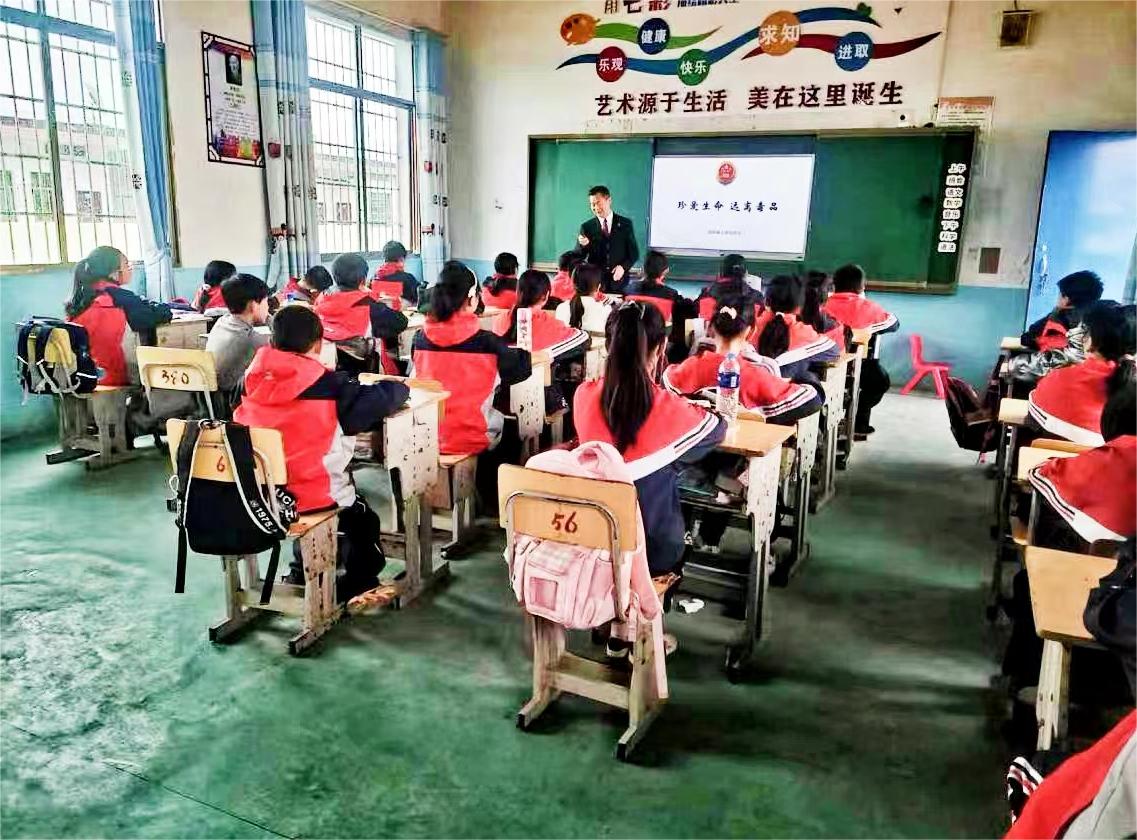 法治副校长进校园，筑牢安全防护网