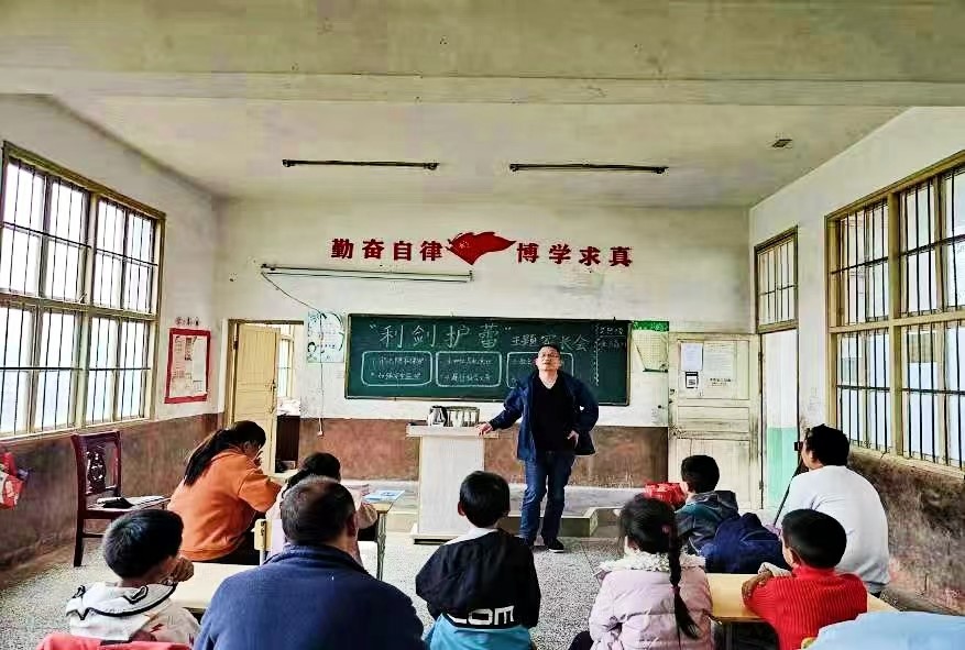 利剑护蕾  呵护未来