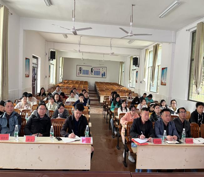 小溪市镇中心学校校本研修暨第四期班级管理论坛