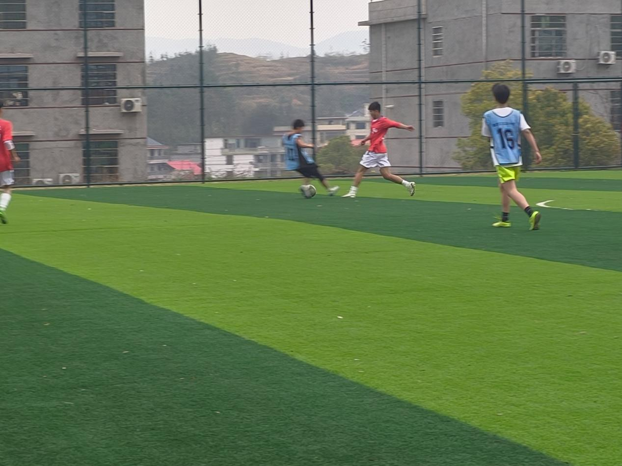 校际互促共成长  绿茵场上展风采