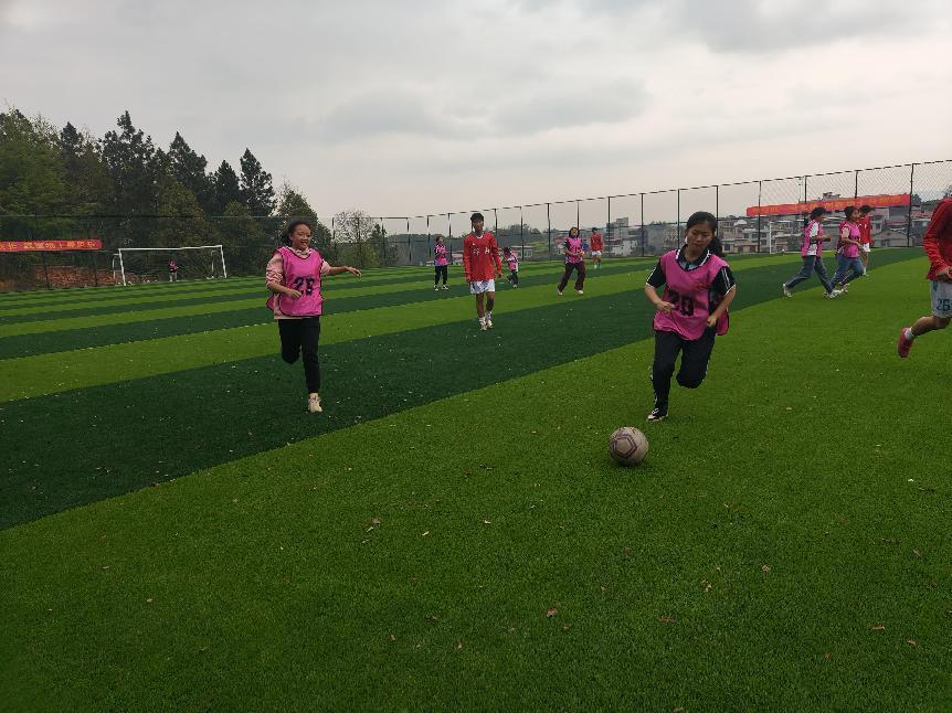 校际互促共成长  绿茵场上展风采