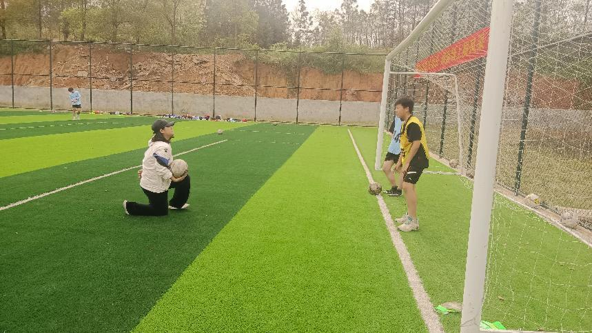 校际互促共成长  绿茵场上展风采