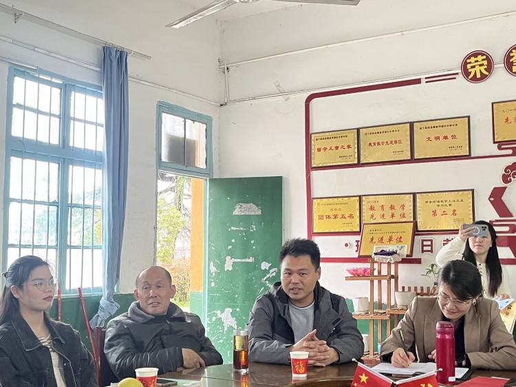 下花桥镇中心学校和杉木桥中学开展校际交流活动