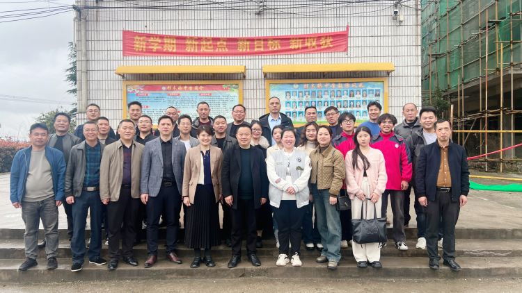 下花桥镇中心学校和杉木桥中学开展校际交流活动