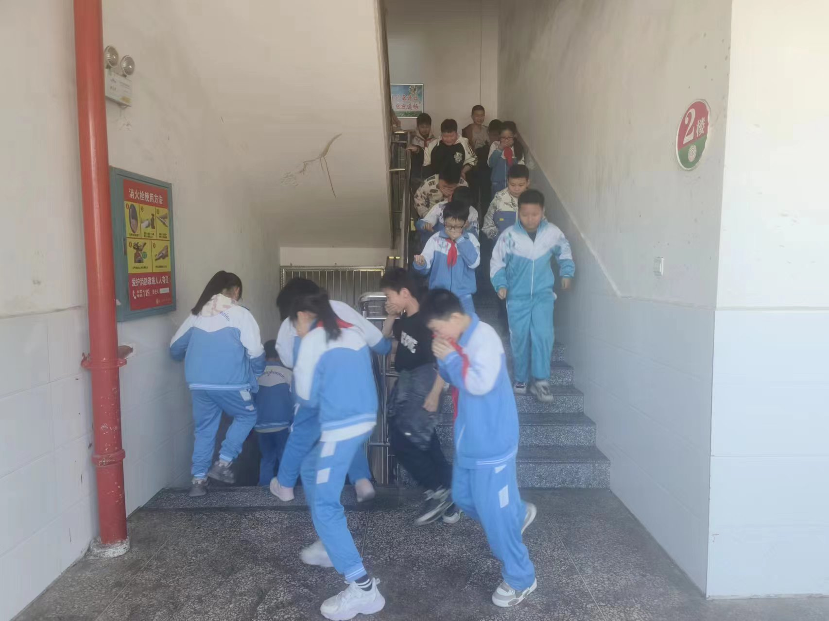 开展校园消防应急疏散演练