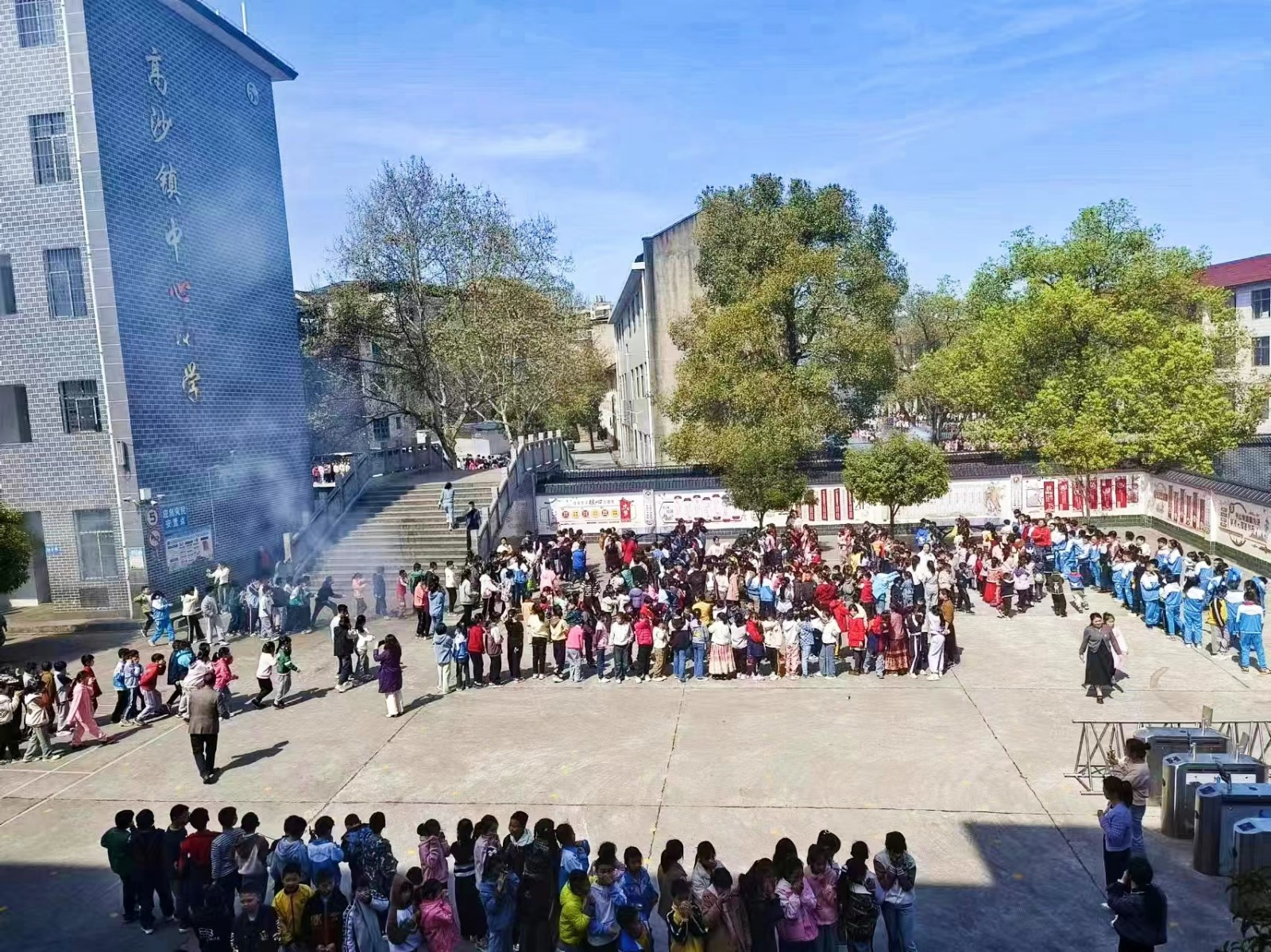 开展校园消防应急疏散演练