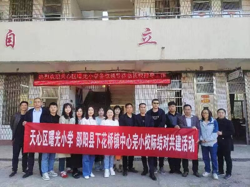 春暖花开齐绽放   向阳而生共奔赴